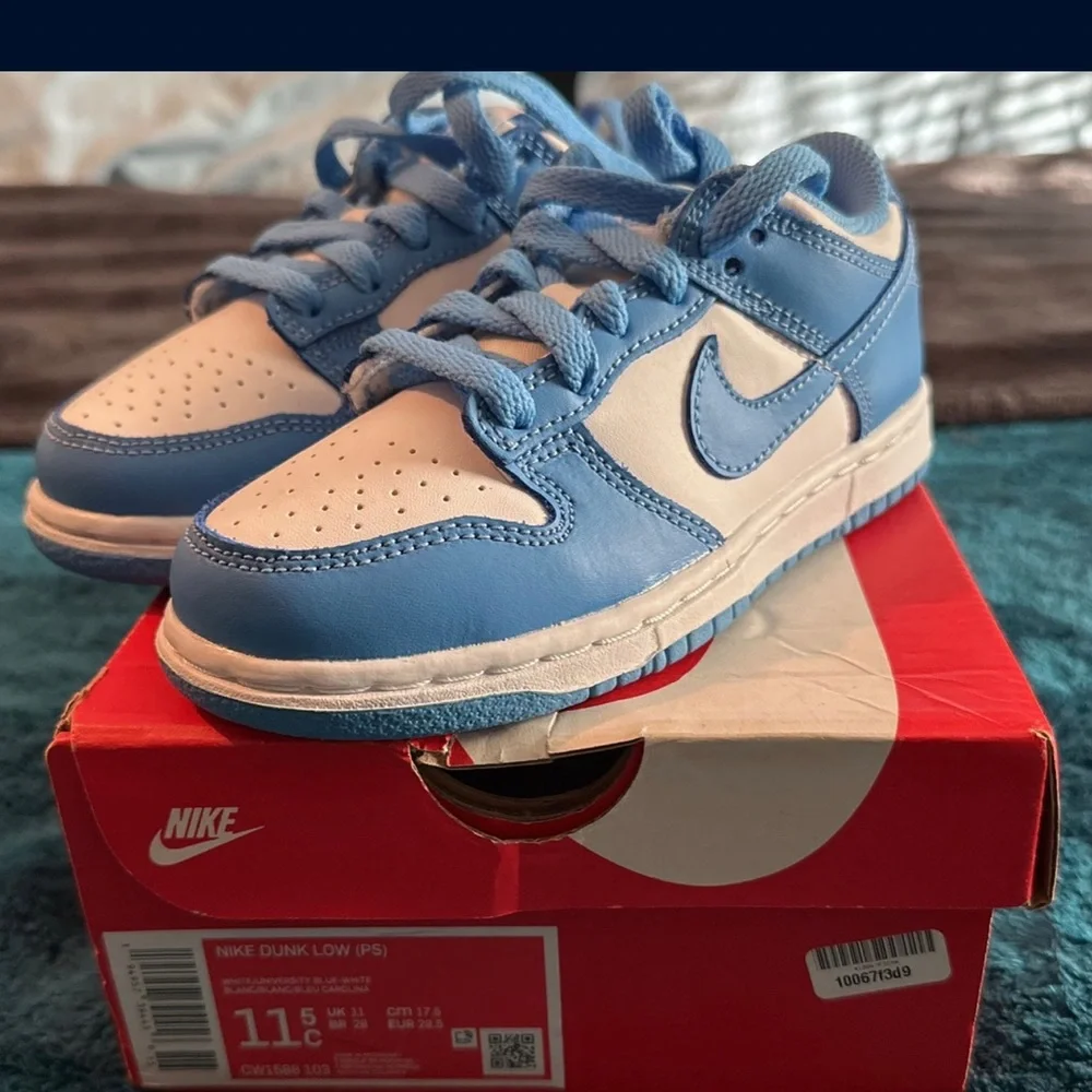 Kids Jordan 1 Sneakers - Picture 3 of 4